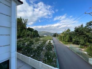 uma vista para uma estrada a partir de uma varanda de uma casa em 莫民宿 MO Homestay em Yuanshan