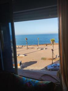 uma vista para o oceano a partir de uma janela em Vu sur corniche em Safi