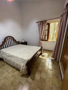1 dormitorio con cama y ventana en Él Algarrobo en San Antonio de Arredondo
