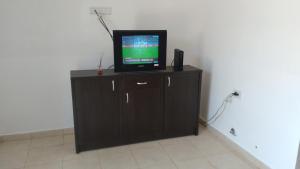 En tv och/eller ett underhållningssystem på Don Oscar Alojamientos Oro Verde I