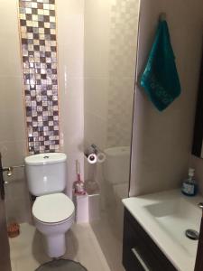 a bathroom with a toilet and a sink and a shower at Bel Appartement spacieux 3 pièces avec double salon Paisible & Proche de la Gare d'Agdal in Rabat +4 photos