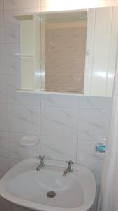 サン・ラファエルにあるDepartamento San Rafaelのバスルーム(白い洗面台、鏡付)