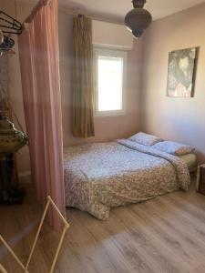 Letto o letti in una camera di יסמינא- נוף למכתש רמון