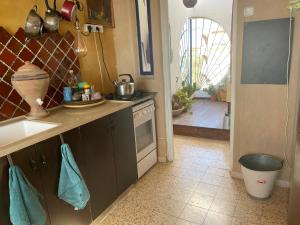 Cucina o angolo cottura di יסמינא- נוף למכתש רמון