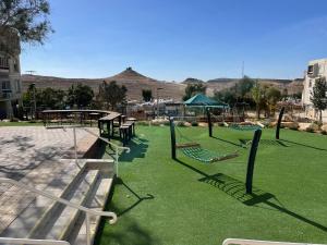 Area giochi per bambini di יסמינא- נוף למכתש רמון