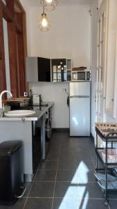 cocina con mesa y encimera en O Privilège Villa d'exception en Centre-ville de St-Pierre en San Pedro