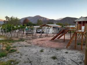 Blick auf einen Garten mit Bäumen und Zelten in der Unterkunft Domos y cabañas Monte Patria in Monte Patria