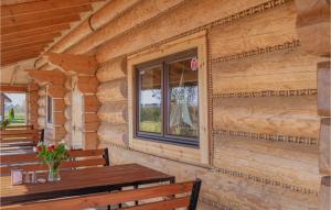 une cabane en rondins avec une table et une fenêtre dans l'établissement Stunning Home In Jezierzany With Sauna, à Jezierzany