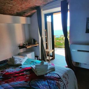 1 dormitorio con 1 cama y vistas al océano en Olimpo Affittacamere, en Manarola