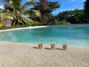 una piscina con due sandali di fronte di Lagon privé du Diamant a Le Diamant