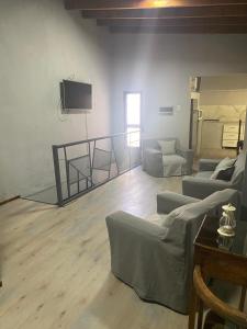 盧漢德庫約的住宿－Sol de montaña，带沙发和平面电视的客厅