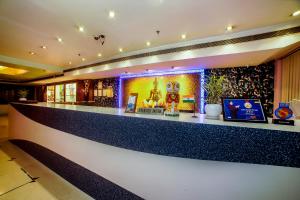 un vestíbulo con un mostrador con una pantalla de artículos en THE FAME HOTEL, en Jādabpur