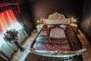 a bedroom with a bed and a window at Perfect Sleep - luxurious apartment near trade fair in Kielce