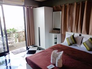 Un dormitorio con una cama con zapatos blancos. en ไทยกันเอง ริมโขง, en Chiang Khan