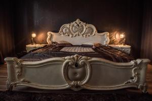 a large white bed with a kingiar at Perfect Sleep - luxurious apartment near trade fair in Kielce