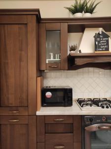 una cocina con microondas y estufa horno superior en La Casa Nel Gelso, en Bellaria-Igea Marina