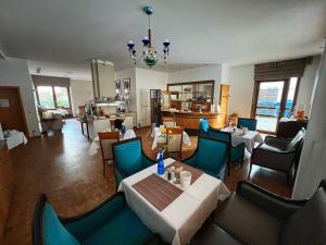 ein Restaurant mit Tischen und Stühlen in einem Raum in der Unterkunft Hotel Prinz in München