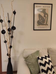 Una sala de estar con un sofá y un cuadro en la pared. en La Casa Nel Gelso, en Bellaria-Igea Marina