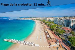widok na plażę z parasolami i ocean w obiekcie Cannes centre, super cosy apartment near everything w Cannes