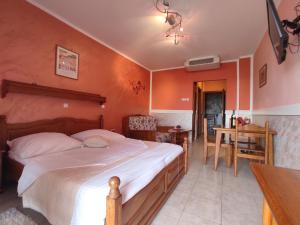 Postel nebo postele na pokoji v ubytování Villa Aleksandra - T