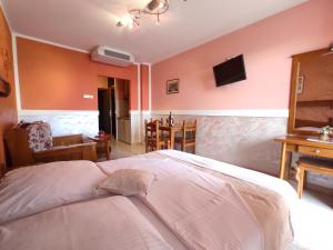 Postel nebo postele na pokoji v ubytování Villa Aleksandra - T