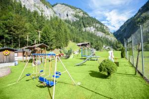 um parque com um parque infantil com um baloiço em Hotel-Restaurant Burgblick em Dorfgastein