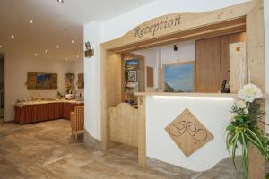 salon z licznikiem z napisem, który czyta uznanie w obiekcie Hotel-Restaurant Burgblick w mieście Dorfgastein +37 zdjęć