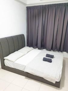Una cama con dos toallas en una habitación en ●OIM11●Lovely Condo 3bedrooms with Facilities en Bayan Lepas