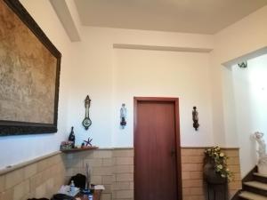 une chambre avec une porte et une photo sur le mur dans l'établissement "Villa Isola di MOTHIA" Piccolo appartamento 5' dal mare e aeroporto Trapani, à Rilievo