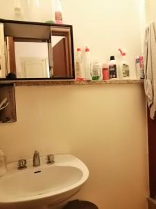bagno con lavandino e specchio di "Villa Isola di MOTHIA" Piccolo appartamento 5' dal mare e aeroporto Trapani a Rilievo