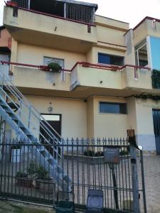 un edificio con una escalera delante de él en "Villa Isola di MOTHIA" Piccolo appartamento 5' dal mare e aeroporto Trapani en Rilievo
