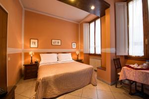 una camera con un letto in una stanza con finestre di B&B Old Florence Inn a Firenze