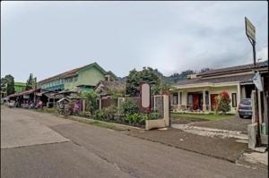 an empty street with houses on the side of the road at Adinda Homestay Lembang in Lembang