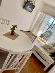 una mesa blanca y una silla en una habitación en 2 amb a la calle La Perla en Mar del Plata