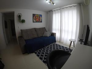 sala de estar con sofá y alfombra en Apartamento encantador - perto PUCRS e perimetral, en Porto Alegre