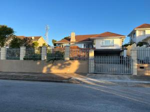 a white fence in front of a house at 24 on Roosevelt in Mount Road