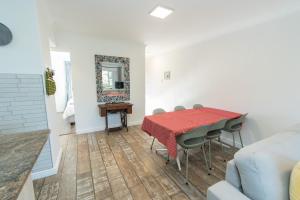 una sala da pranzo con tavolo, sedie e specchio di Harbour View - Gqeberha - Two bed apartment a South End