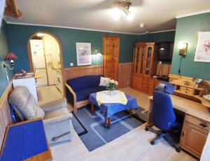 sala de estar con sofá y mesa en Small Basement Apartment Private Entrance Nice View, en Fitjar