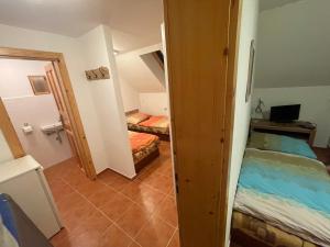 ein kleines Zimmer mit 2 Betten und einem Spiegel in der Unterkunft penzión Brooklyn in Skalica