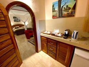La salle de bains est pourvue d'une chambre avec un lit et un miroir. dans l'établissement Hôtel La Belle Etoile & SPA, à Saly Portudal