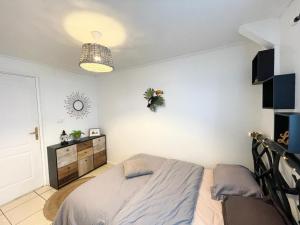 um quarto com uma cama e uma cómoda em Ti Kaz Vacoas em Saint-Louis