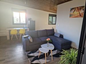 Uma área de estar em Charment Appartement avec vue sur mer