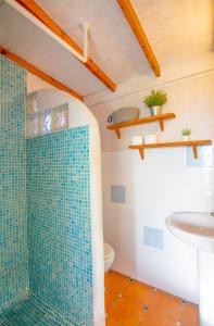 ein Bad mit einer Dusche und einem Waschbecken in der Unterkunft Romantic Beach Cabin - Playa El Palmar in El Palmar