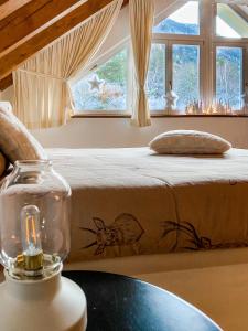 Craveggia的住宿－Le Mansarde di Siberia，一间卧室配有一张带桌子和窗户的床。