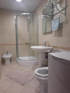 Ванная комната в Montenegro Sea Pearl Apartments Pržno +18 фотографий
