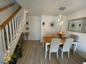 a dining room with a table and chairs at Comet place in Wellingborough