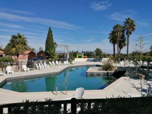 Бассейн в Spacieux mobilhome climatisé 4 P au GRAU du Roi en Camargue или поблизости