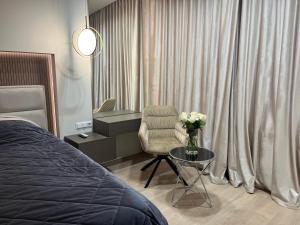 - une chambre avec un lit, un bureau et une chaise dans l'établissement Oasis Luxury Apartments, à Chişinău