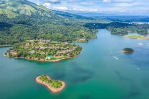 瓦亚纳德MOUNTAIN SHADOWS RESORT Wayanad的大片水域中间的岛屿