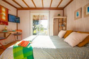 ein Schlafzimmer mit einem großen Bett und einem Fenster in der Unterkunft Romantic Beach Cabin - Playa El Palmar in El Palmar